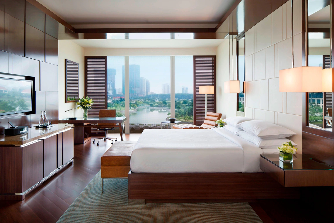 Executive King Lake View